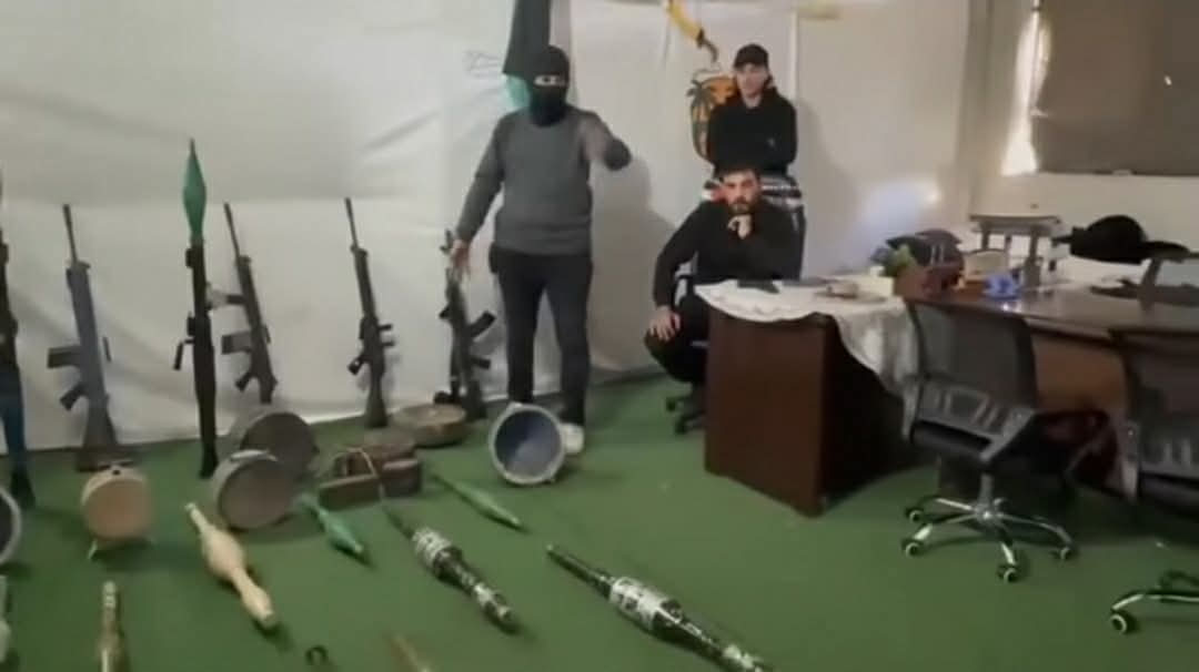 ميليشيا “الجيش الشعبي” بقيادة المنسي تستعرض أسلحة وتتوعد بالهجوم على حركة حماس في شمال القطاع